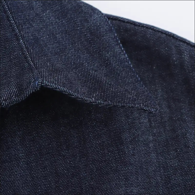 Närbild av kragen på en Elegant Midi Skjortklänning i Denim, detalj av tygstruktur.