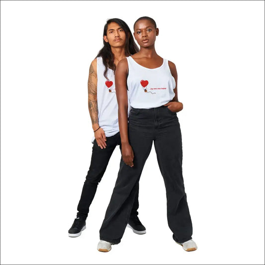 Två personer poserar i romantiskt linne, symboliserande frihet och kärlek, med ett modernt och stiligt utseende.