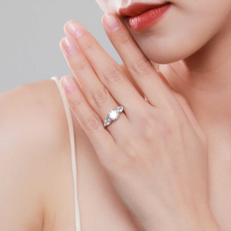 Silverring med ädelsten och diamantdesign på hand, elegant och stilren look.