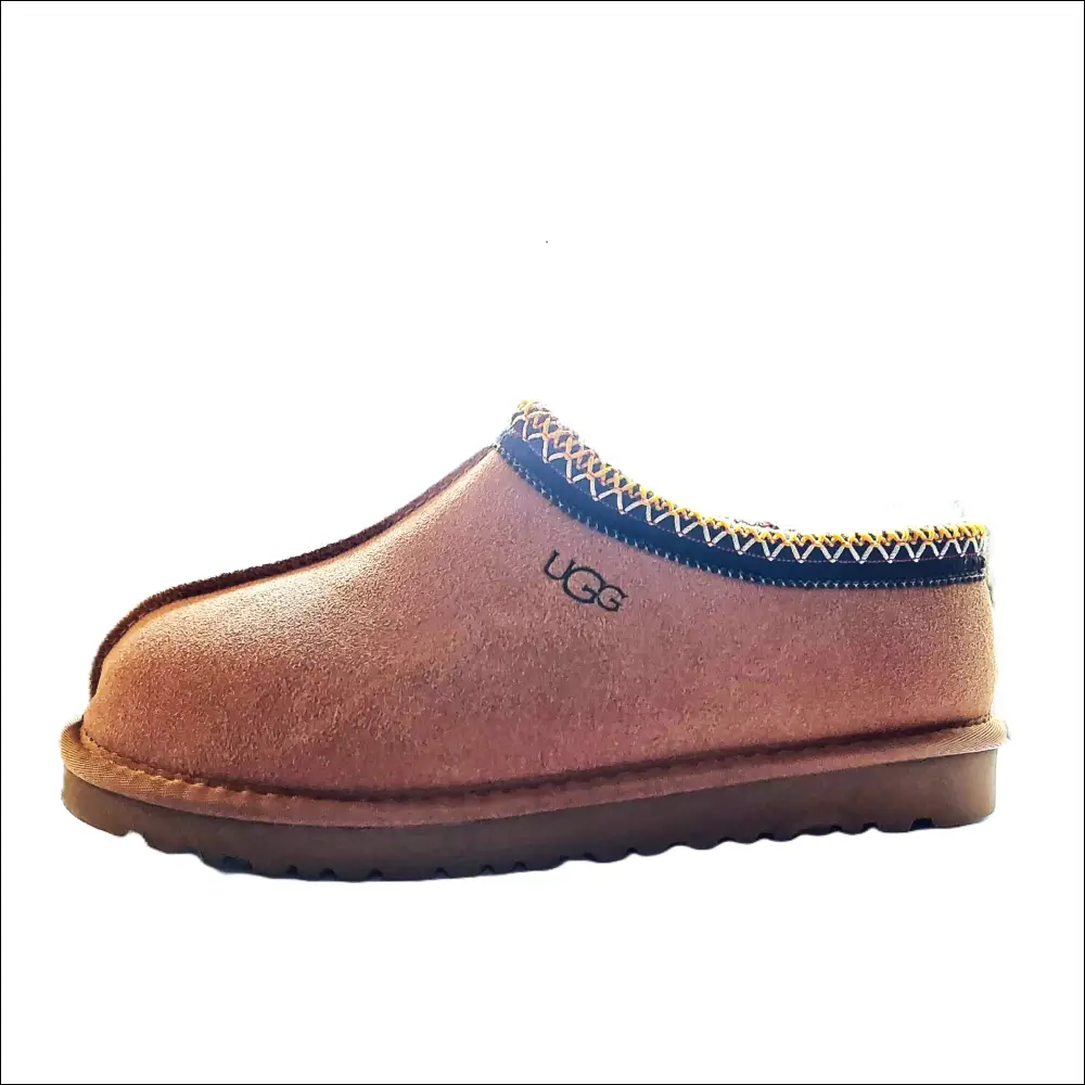 UGG Tasman Chestnut – Mockatofflor med låg klack i äkta fårskinn och platt sula.