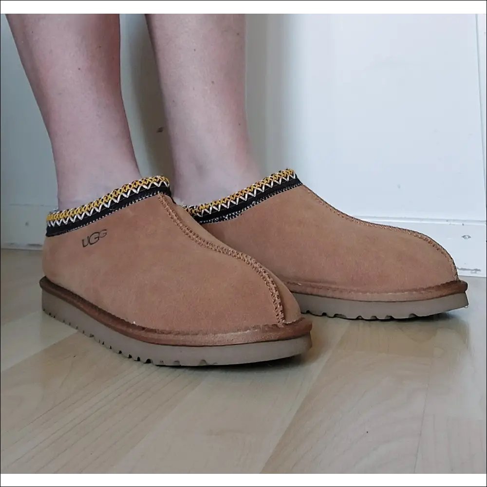 UGG Tasman Chestnut – Mockatofflor med låg klack äkta skinn design och platt sula.