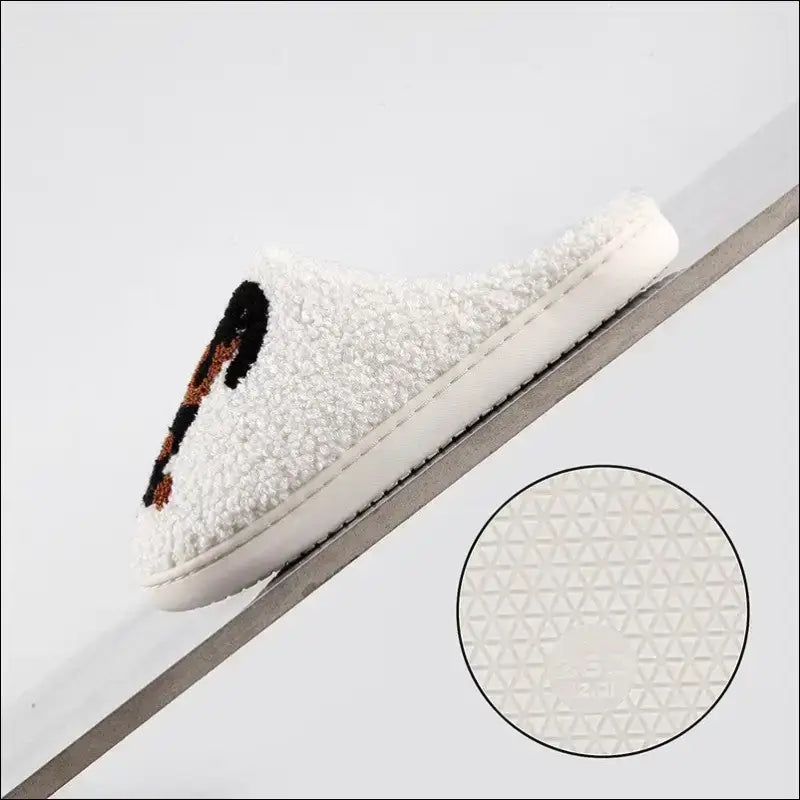 Vita tofflor med svarta hund tax mönster for en mysig look - Slip-on