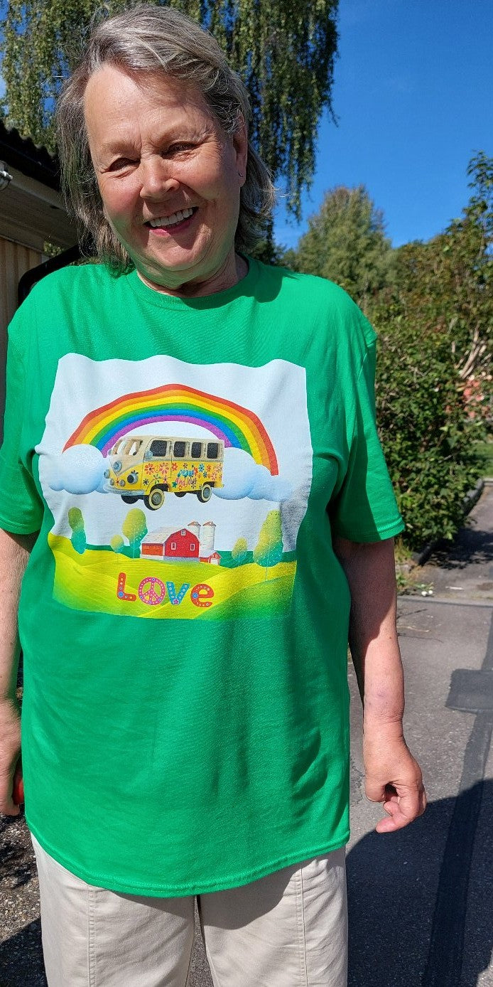 Grön T-shirt med flower power-design, husbil under regnbåge – användare visar upp