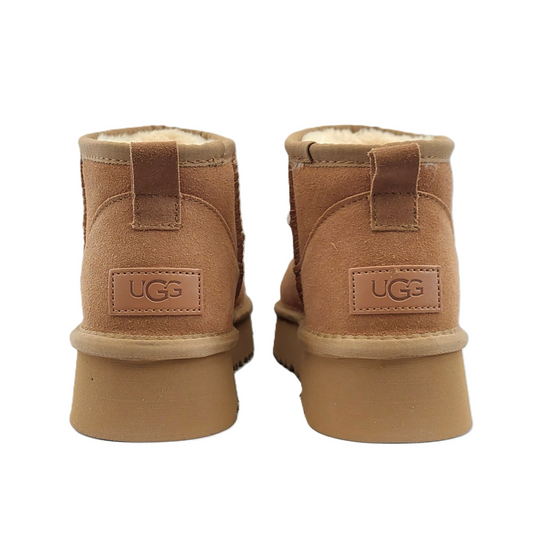 Baksidan av UGG Classic Ultra Mini Plattform Stövlett i chestnut med ullfoder och plattformssula.
