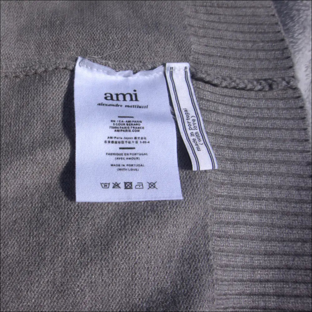 Ami de Coeur Stickad Tröja – Grå Ullmix med Svart Hjärta - Tröjor