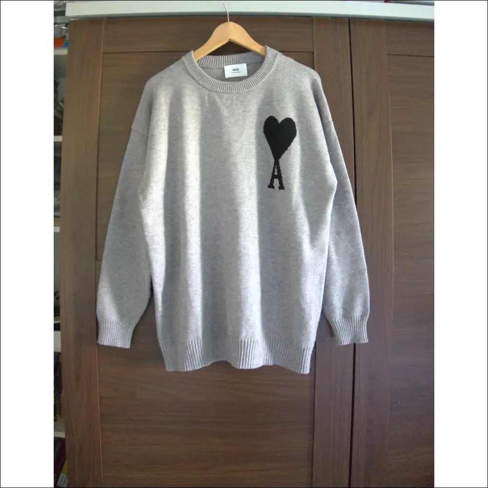 Ami de Coeur Stickad Tröja – Grå Ullmix med Svart Hjärta - Tröjor