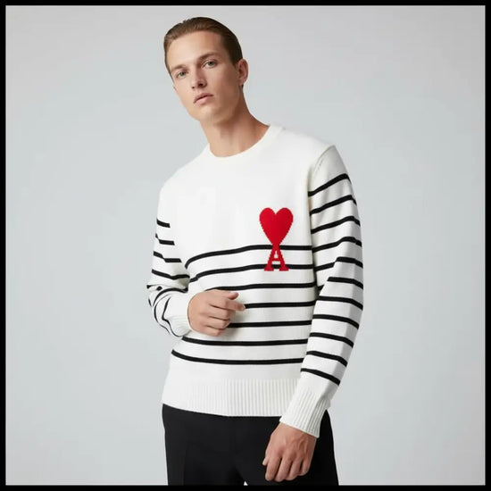 AMI Logo Cardigan – Randig Linne/Bomullmix med broderad hjärtlogotyp i röd tråd.