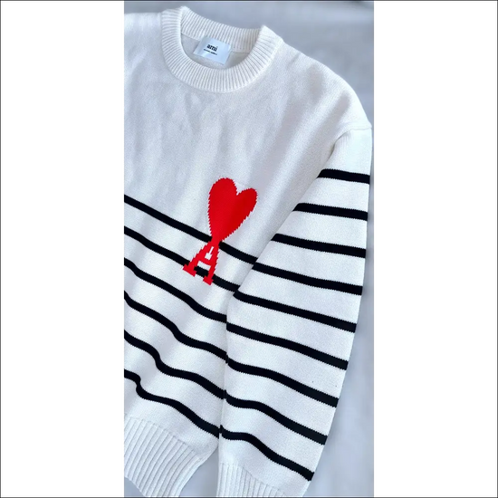 AMI Logo Cardigan med randigt mönster och broderad hjärtlogotyp, stilren och hållbar bomull/linnemix.