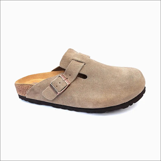 Närbild på Birkenstock Boston Taupe mocka-clog – fokus på framdel och tå.