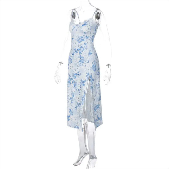 Blommig sommarklänning med axelband, slits och spetskant i satinlook, blå och vit blommönster.