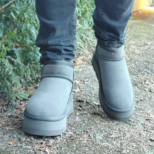 UGG Classic Ultra Mini plattformstövletter i mocka i färgen Shaded Clover med låg plattformssula.