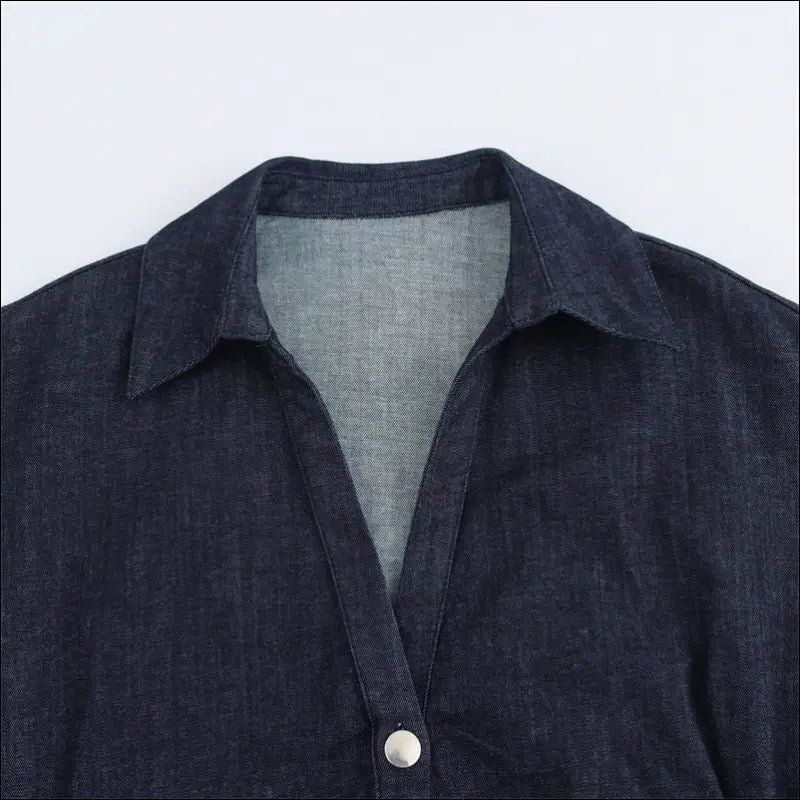 Elegant denim skjortklänning close-up view of collar and button detail