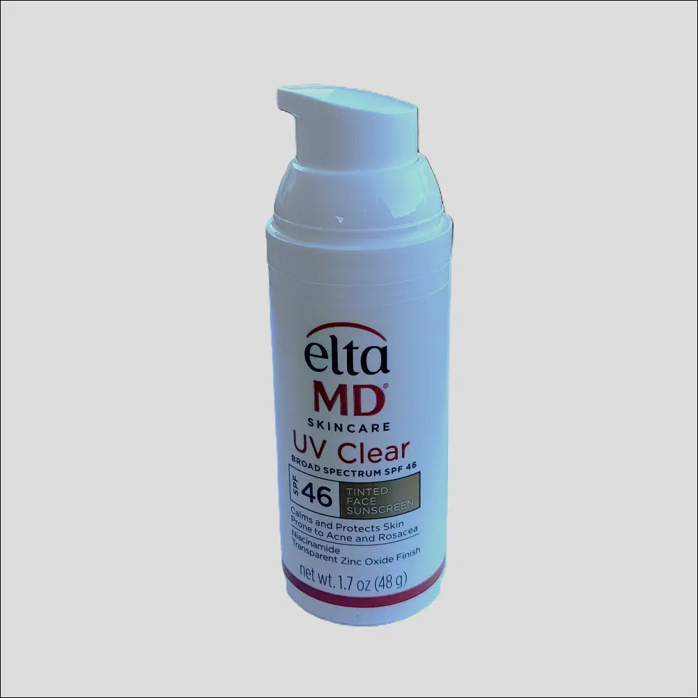 Foundation med EltaMD återfuktande solkräm UV Clear SPF 46 för känslig hud i pumpflaska.