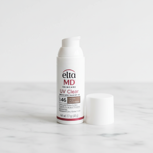 Foundation från EltaMD – återfuktande solkräm SPF 46 i praktisk pumpflaska.