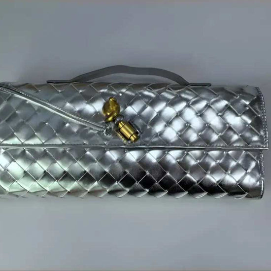 Kuvertväska Med Guldlfärgat Spänne i Läder