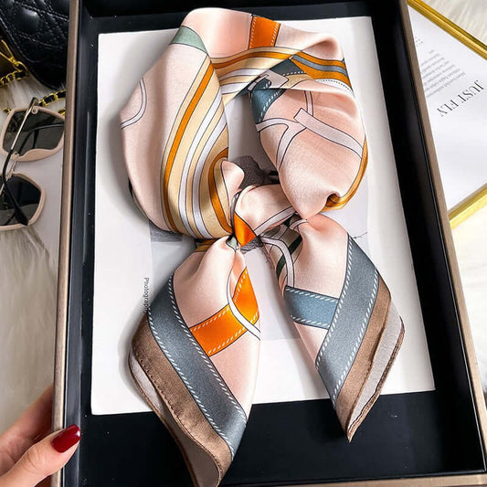 Silkeslen känsla vild elegans – en scarf för dig - Stirrups-Powder - Silkeshalsduk