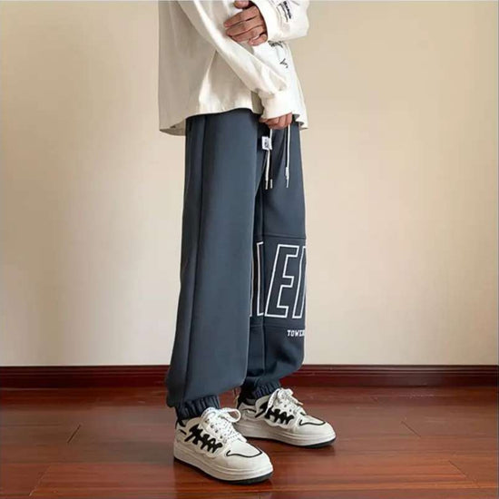 Trendiga fleece sweatpants med stiliserade bokstäver till tonårinar - Premium mutual from mutualdropshopping - Just 380 kr! Shop now at Picatshirt