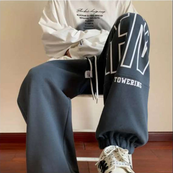 Trendiga fleece sweatpants med stiliserade bokstäver till tonårinar - Premium  Shop now at Picatshirt