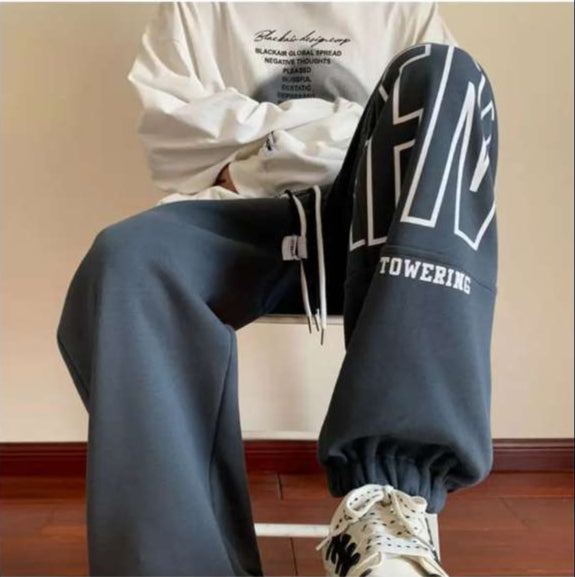 Trendiga fleece sweatpants med stiliserade bokstäver till tonårinar - Premium  Shop now at Picatshirt