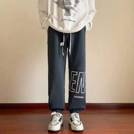 Trendiga fleece sweatpants med stiliserade bokstäver till tonårinar - Premium mutual from mutualdropshopping - Just 380 kr! Shop now at Picatshirt