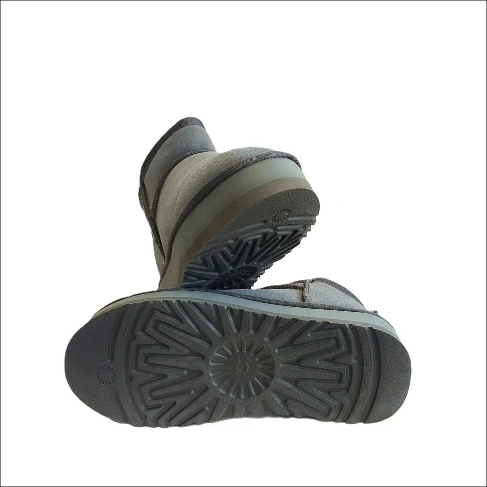 UGG Classic Ultra Mini Plattform Shaded Clover boot soles showcasing 5 cm platform design and tread pattern.