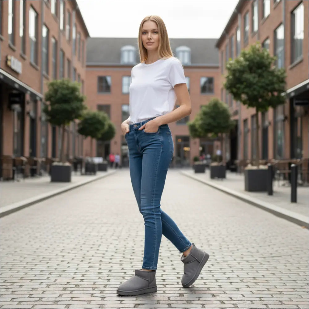 Model showcasing UGG Classic Ultra Mini Plattform Shaded Clover in casual urban setting.
