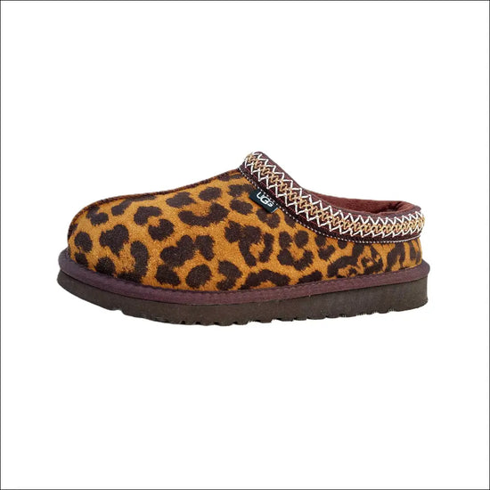 Ugg Tasman Chestnut - Trendiga leopardmönstrade tofflor med varmfodrad slip-on-design.