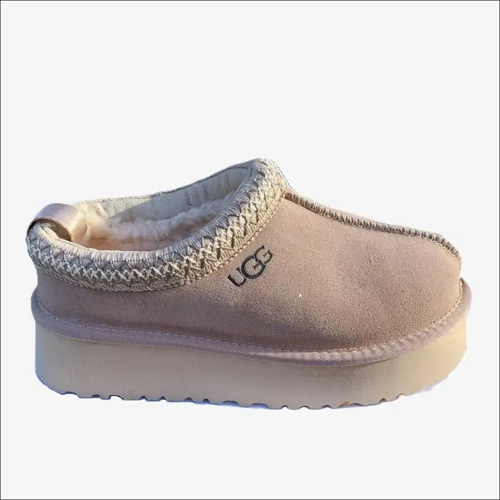 UGG Tazz Sand slippers i naturligt ljus ch soliga skoggor.