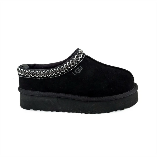 UGG Tazz Svart plattformslippers i svart mocka med lyxigt fårskinnsfoder och mjuk sula.