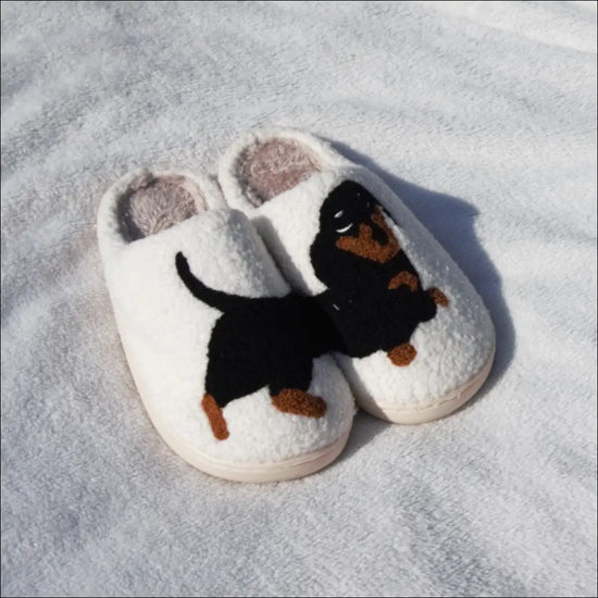 Vita tofflor med svarta hund tax mönster for en mysig look - Slip-on